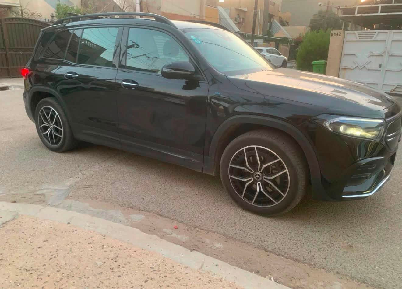 السلام عليكم 
للبيع مرسيدس EQB 300 كت AMG من امريكا اصلي كامل السيارة كهربائية بل كامل اشحن واستخدمها 
موديل 2023 فول مواصفات 
تمشيك  450 كيلو حقيقي بالشحنة واحده
ماشيه 20 ميل السيارة وارد امريكي حادثهه طرف بنيد مصلح ومصبوغ والدعامية نفس لون  مشدودة بدون اي دواخل شواصي ولغود مكفوله بدون اي نواقص واي مسج مابيها 

مواصفات:-
بانورما فتحتين 
كامره 360 
اربع كامرات 
كشنات جلد ومخمل كنتاره 
حساسات امامي و خلفيه و جانبيه
تخزين كشنات 
انارة متغيره لدات محيطيه داخلها
رادار امامي
رادار خلفي
عدادات دجتل متغيره
تحكم ماوس بالشاشه
٤ وضعيات قياده
سياقه ذاتيه
تبريد قطعتين
مثبت سرعه
نقاط عمياء
كشنات جلد
مري شفط
اشاير بل مري
صندق كهرباء
اوتو هولد
وبعد هواية مواصفات 
مكان السياره بغداد المنصور
تواصل 
 ***********
