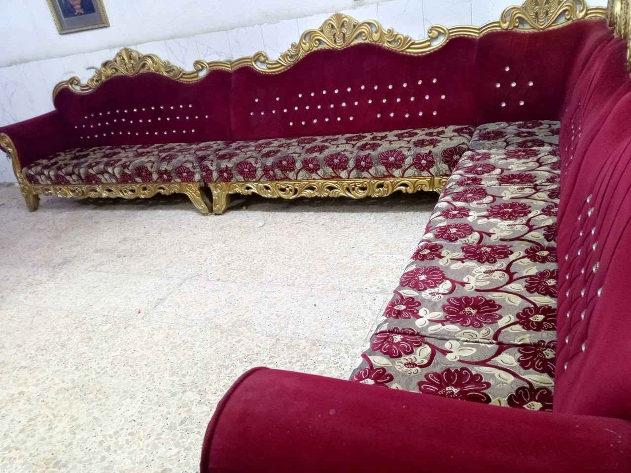 ديوان ملكي تكمه نظيف جدا 11 مقعد ب300الف وبي مجال المكان الوشاش *********** يوجد  توصيل بكروة يوجد واتس اب
