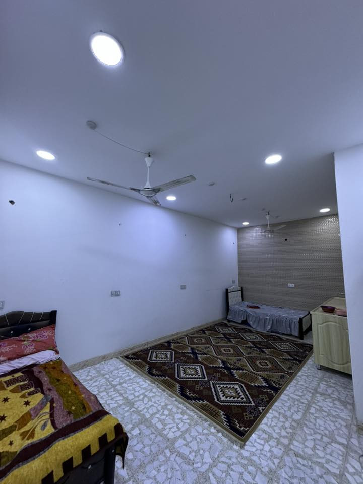 السلام عليكم شقة للايجار خاصة للطلاب ولا تصلح للعوائل
الشقة طابق ثاني عبارة عن قاعة 50متر وبداخلها صحيات كما موضح في الصور والفيديوهات مجهزه بالتالي
1-سرير نوم عدد 2
2-مراوح سقفيه عدد2
3-سبلت جداري
4-كاونتر وسنك
5-سخان
6-ماطور
7-كنتور ملابس بابين
#الشقه مجهزه بخط مولد ذهبي 24 ساعة
#المكان جار العباس-قرب فندق البارون-خلف حسينية الظالمي
للأستفسار:***********
