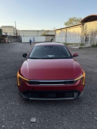 كي4 موديل2025 للبيع نص فول لون احمر شاشة متصل كاربلاي نقطة عمياء رادار...