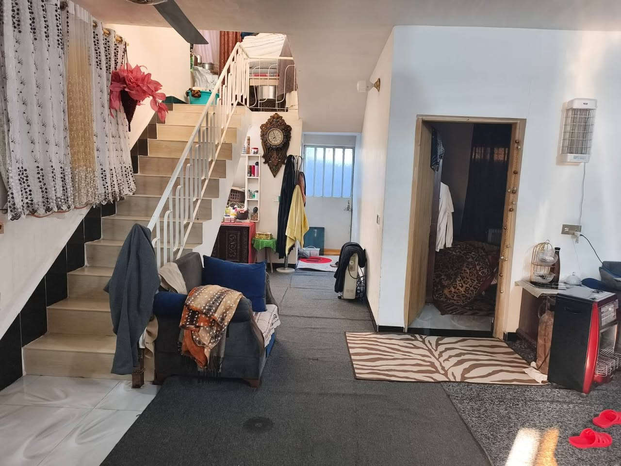 السلام عليكم بيت للبيع المساحة 250 متر زراعي المنطقة الدورة العدوانية قرب النائبة زيتون 

تفاصيل البيت كلها موضحة في الفيديو والصور
للاستفسار الاتصال على رقم *********** غير متواجد على الفيس واتساب فقط
