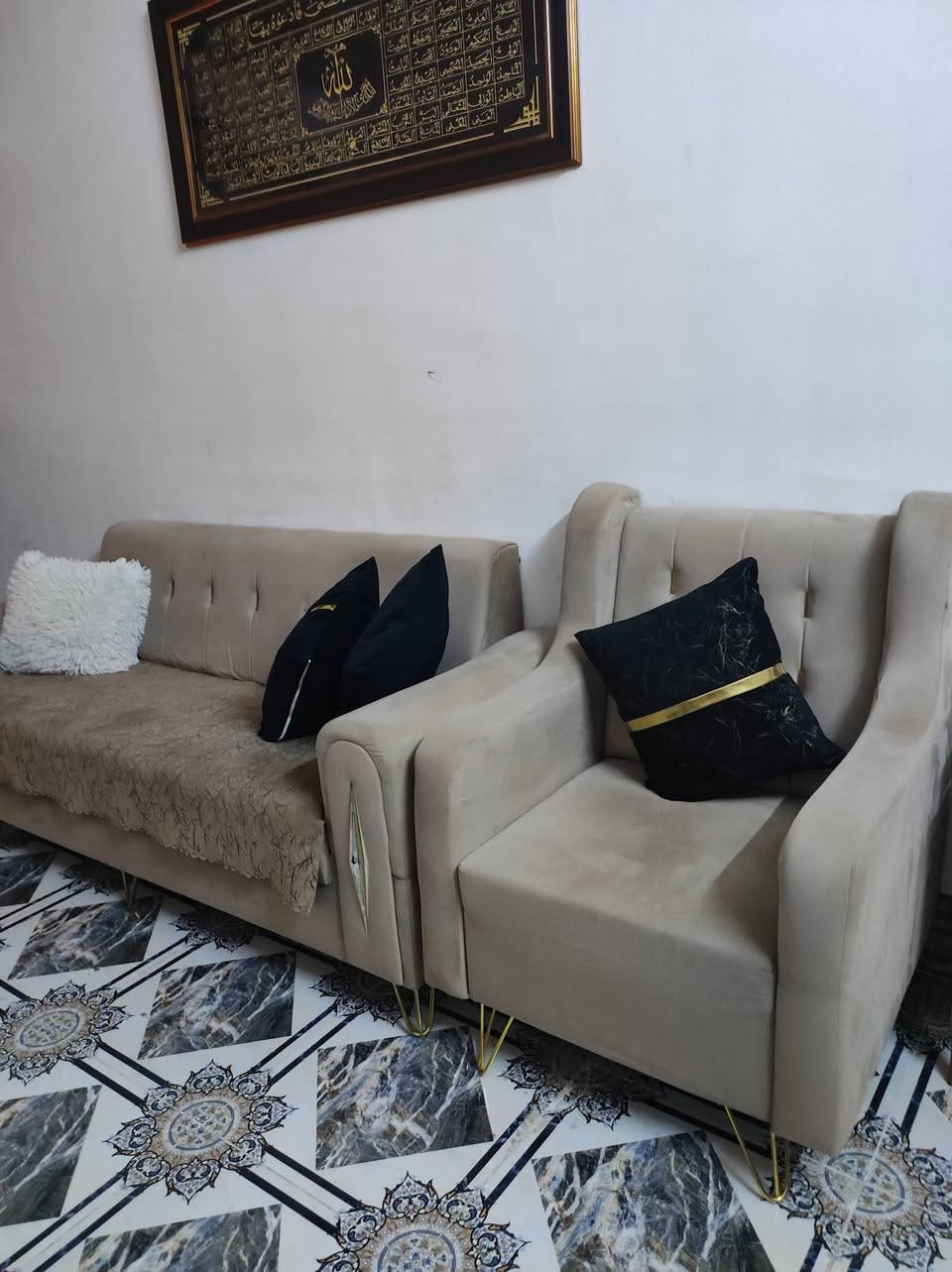 طخم للبيع مع كوشات سعره 450وبي مجال شراي يتفضل خاص او يتصل ***********
