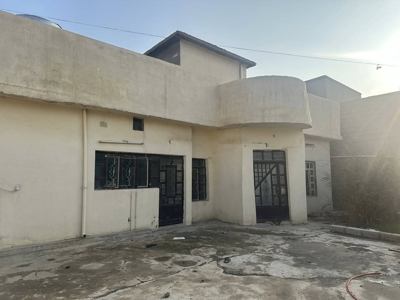 ⭕️ دار بـموقع جيد للبيع
دار سكني فـي حـي الـحمزلي

🔻مسـاحة الدار 260 مـتر

💢نـوع العقار زراعي مسجل

طابق واحد يحتوي على كراج سيارة كبير وحديقة واستقبال ومطبخ وغرفتين نوم ومجمع صحيات وبيتونة 

الدار ركن في شارع مخدوم 

لمزيد من المعلومات مراسلتناأو الأتصال الرقم ‭0773 007 3825‬
