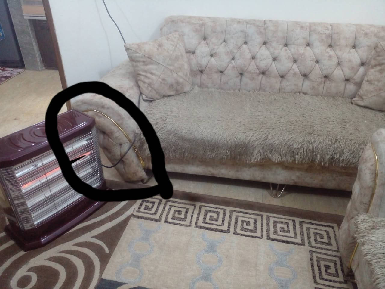 السلام عليكم تخم للبيع٨مقاعد بي ضرر بسيط ماشره عليه ب ٢٥٠ مكاني السيديه اتصال واتساب ***********
