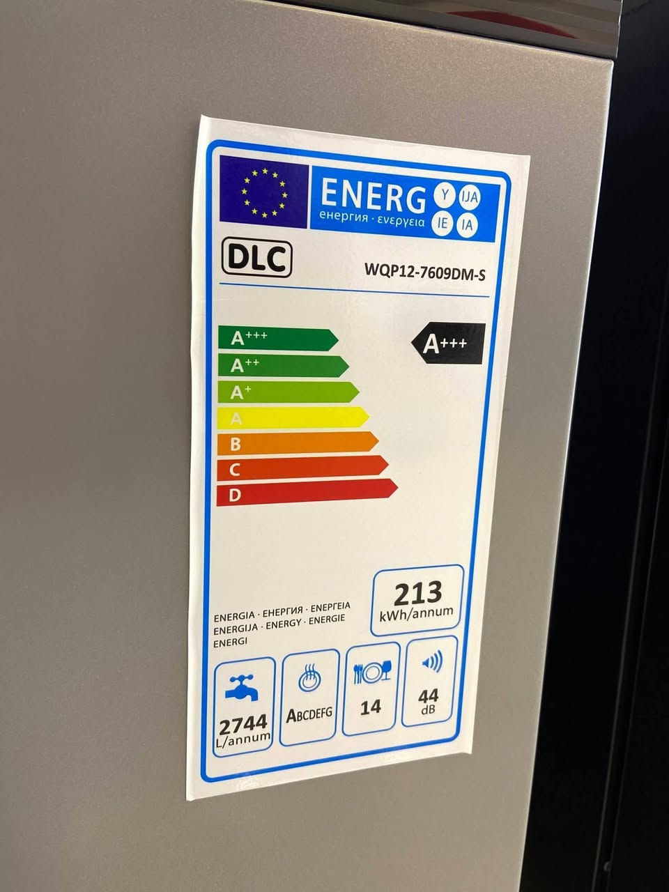 غسالة صحون دي ال سي (DLC) موديل WQP12-7609DM-B

المواصفات :
هي غسالة قائمة بذاتها باللون الأسود، توفر سعة غسيل كبيرة تصل إلى 14 مكاناً (14 سيت)، مما يجعلها مناسبة للعائلات. تتميز بكفاءة عالية مع 10 برامج غسيل، فتح تلقائي للباب عند انتهاء الدورة للتجفيف، وميزة استئناف الغسيل بعد انقطاع الكهرباء. 
المواصفات والميزات الرئيسية:
السعة: 14 سيت إعدادات (تناسب أواني الطبخ والقدور).
التصميم: قائمة بذاتها (Free Standing)، أسود اللون.
البرامج: متعددة البرامج (حوالي 10 برامج) لتناسب مختلف احتياجات التنظيف.
فتح تلقائي للباب: تفتح الباب تلقائياً بعد انتهاء الدورة لتهوية الأطباق وتسريع التجفيف.
الاستئناف التلقائي: تستكمل دورة الغسيل عند عودة التيار الكهربائي.
سخان داخلي: لتحسين نتائج التنظيف والتجفيف.
سهولة الاستخدام: شاشة عرض LED، تحكم ذكي، وتعمل بهدوء.
الأبعاد: تقريباً 59.8 سم عرض، 60 سم عمق، 84.5 سم ارتفاع. 
المميزات الإضافية:
مؤقت لتأخير بدء التشغيل.
قفل أمان للأطفال.
توفير للطاقة والماء.
3 أذرع رش لتوزيع المياه بشكل فعال. 
هذه الغسالة تعد خياراً عملياً وعصرياً للمطابخ المنزلية نظراً لسعتها الواسعة وميزاتها الذكية التي توفر راحة كبيرة في التنظيف اليومي.

للحجز والاستفسار *********** واتساب
للحجز والاستفسار *********** واتساب
للحجز والاستفسار *********** واتساب

تتوفر خدمة التوصيل مجاني كافة مناطق بغداد ♥️
