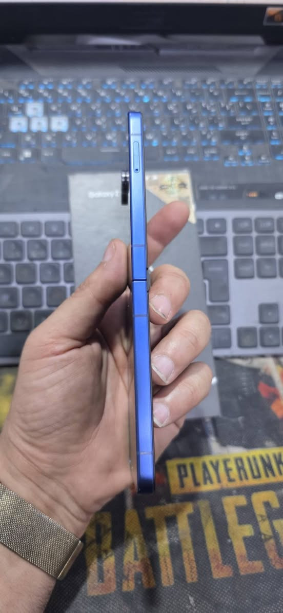 🔥 Galaxy Z Flip7 🔥
لون أزرق فاخر يلفت النظر 💙

جهاز مستخدم شهر واحد فقط، نظيف جداً وكأنه جديد ✨
ذاكرة 512GB
السعر: 950 الف
***********
للناس اللي تدور الفخامة والأداء بنفس الوقت 😎
