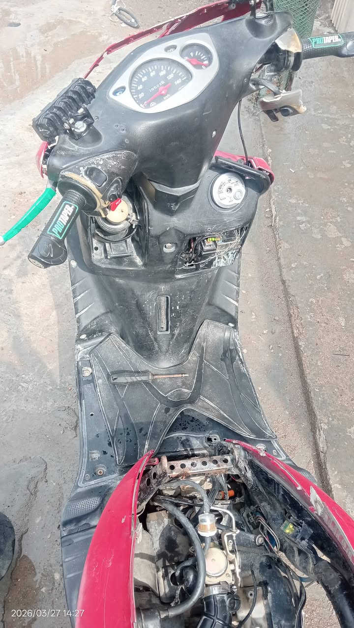 السلام عليكم 
سكنس نثية 140 الدراجة شلعة ومعدل مثل ما موضح بالصور ما ناقصها اي شي اما الي يكول شنو هذا الصوت فهو صوت كلجات واهل الخبرة يعرفون الدراجة ابد ما عطلت بية تشتغل هندر اما السلف رادلة بس باتري لان البيهة ميت ما يشغلهة  رايدهة ب250 مكاني الدورة 
***********
