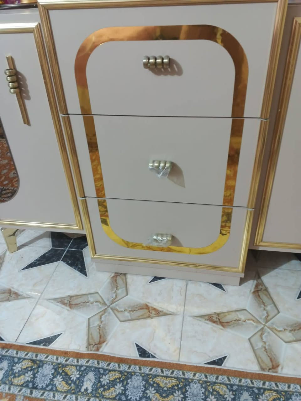 السلام عليكم غرفه اخشاب تركي  11 قطعه نضيفه كلش لبيع العنوان بغداد   الاتصال ***********
