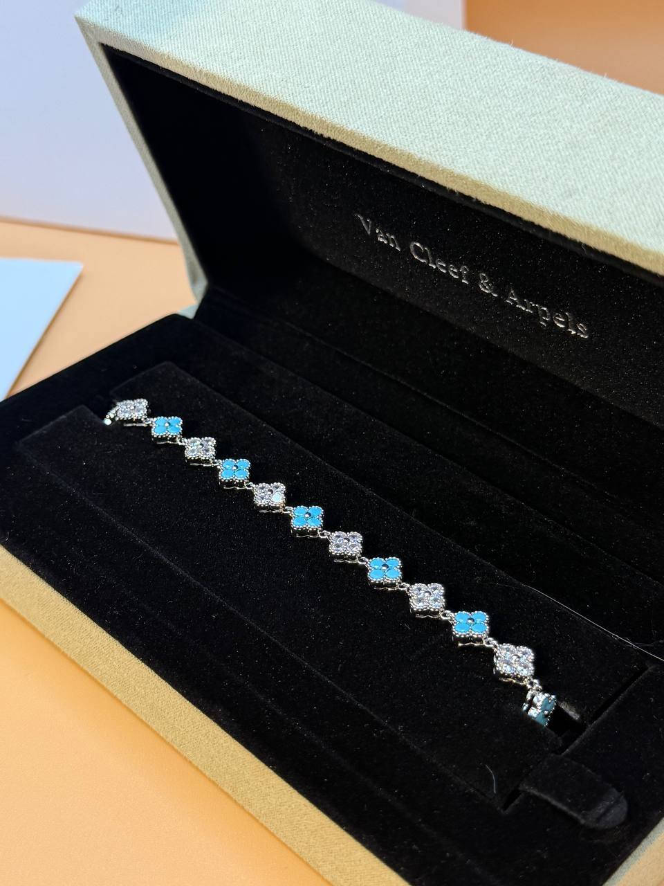 سوار فان كليف مع الملحقات كامل يوجد توصيل


**إذا كنت صاحب هذا الإعلان وتريد حذفه لأي سبب، رجاءا أرسل رسالة إلى الدعم الفني**