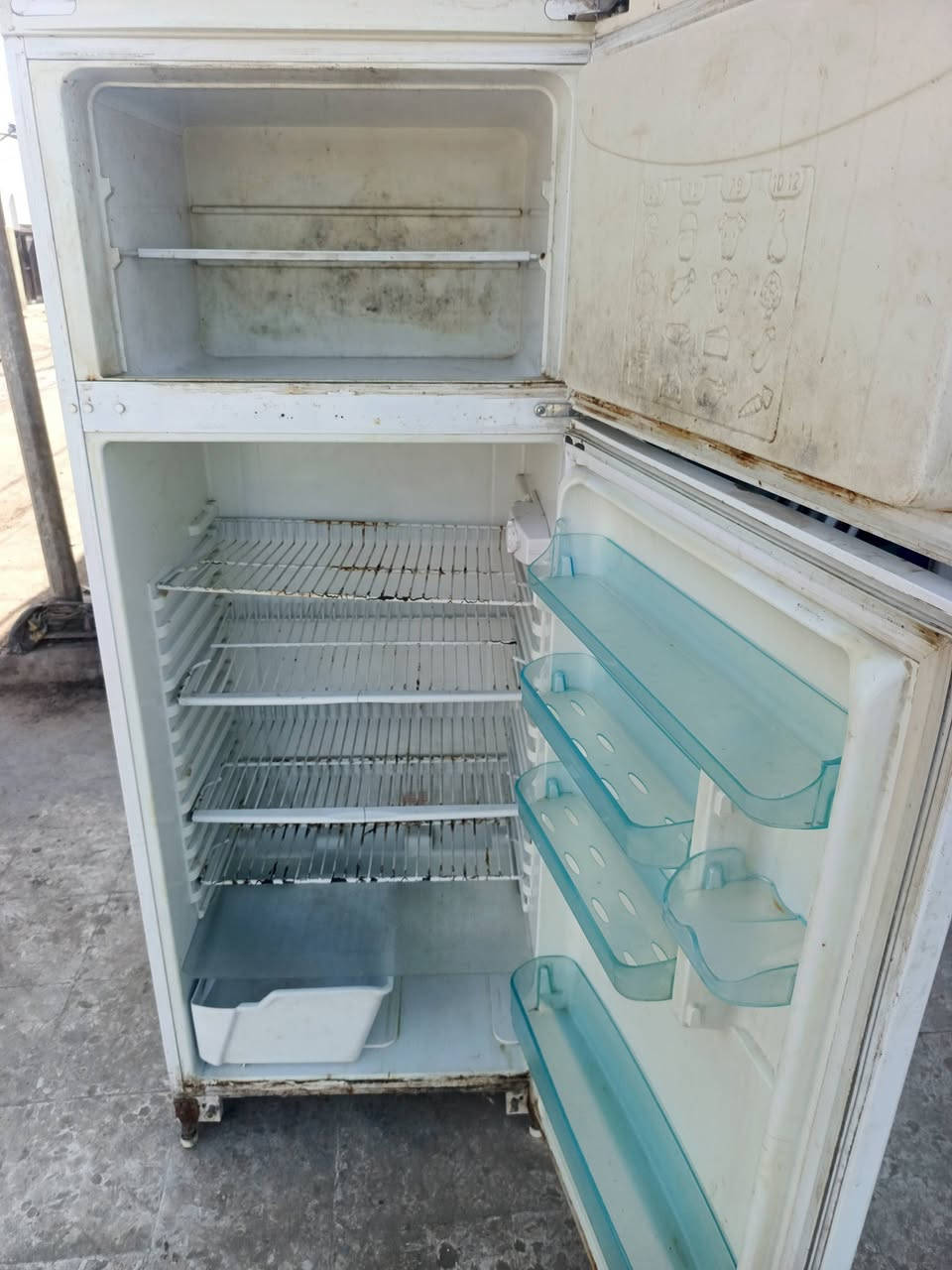 ثلاجه ومجمده نضيفات كلش شرط التبريد مكان ديوانيه ***********
