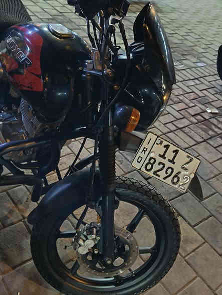 دراجه بوكسر محرك سيفان زيرو كامله وجاهزه دراجه رقم بغداد انكليزي لوحتين موديل ٢١ شهر ١١ سعرها ١٤٠٠ بيها مجال مكان بغداد مدينه صدر ***********
