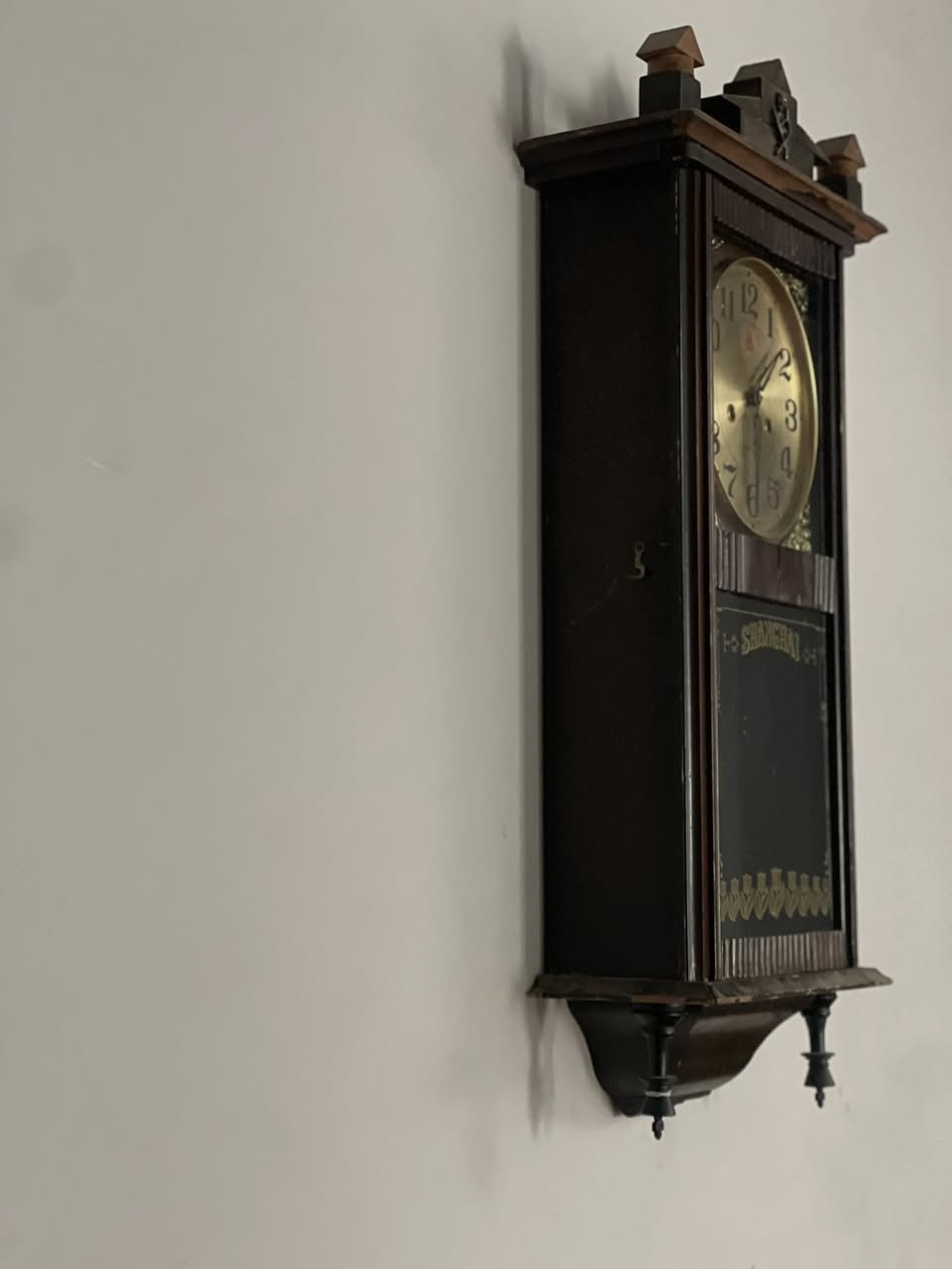 ساعة جدارية كبيرة الحجم من ماركة (555)، صناعة مدينة شنغهاي في الصين، تعود إلى حقبة الثمانينات من القرن الماضي.

تعمل الساعة بنظام (التكويك) لمدة تصل إلى 30 يومًا، وتتمتع بحالة ممتازة من حيث الأداء والمظهر، مما يجعلها قطعة مميزة لهواة المقتنيات الكلاسيكية.

للاستفسار أو الشراء يرجى التواصل عبر الماسنجر لمزيد من التفاصيل


**إذا كنت صاحب هذا الإعلان وتريد حذفه لأي سبب، رجاءا أرسل رسالة إلى الدعم الفني**