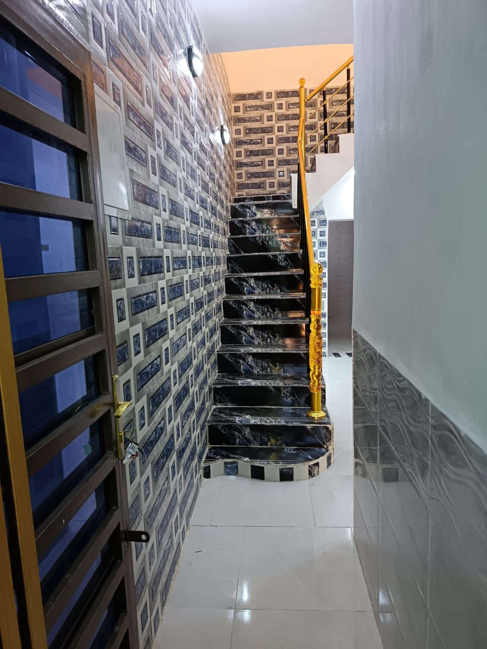 السلام عليكم دار الرهن 100م طابقين 3 غرف نوم جديد في حي النداء منطقه ال52 مبلغ الرهن إذا كان سنتين 30مليون وإذا 3 سنوات 35 للاستفسار اكثر الاتصال ***********📞📞
