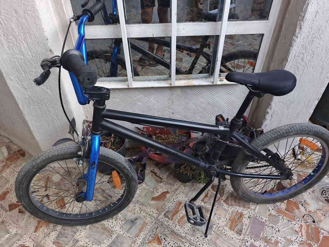 للبيع بايسكل BMX احترافي
النوع / BMX  تجميع الماني
Road Bike سريع وخفي 
✅ البايك نضيف جدًا واستعمال مرتب وبسيط بيه سوي طخات تمرين
✅ سحب سريع بالطريق
✅ مناسب والسرعة والتمارين 
📌 المواصفات:
▫️الفريم : ألمنيوم خفيف وقوي
▫️القياس : 20 انش
▫️حجم الفريم : M
▫️الارتفاع : 51 سم
⚙️ نظام السرعات: شفتر + بريك متصل
كيرات : 2×8
🔧 القطع: ▫️مكينة خلفي : Shimano Claris
▫️مكينة أمامي : Shimano Claris
▫️بريكات : Shimano Tiagra 🔥
▫️هيدست FSA بولبرنك ناعم جدًا 
🛞 الويليات : Mavic Pro Carbon
🖤 استيرن كاربون
🖤 بايدر قفل
🖤 تايرات 700×25 سريعة وثبات ممتاز
📍المكان : بغداد ام الكبر شارع مرطبات الباندا
💰السعر : 135 ألف وبيه مجال بسيط 👌🔥
البايك مرتب ونظيف جدًا وما يحتاج أي صرف ✨🚴‍♂️


**إذا كنت صاحب هذا الإعلان وتريد حذفه لأي سبب، رجاءا أرسل رسالة إلى الدعم الفني**