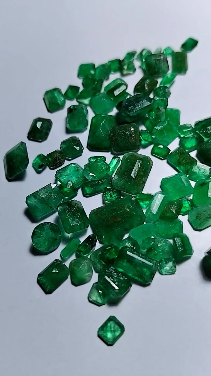 Swat emerald under carat to 3 carat total weight 53 carat


**إذا كنت صاحب هذا الإعلان وتريد حذفه لأي سبب، رجاءا أرسل رسالة إلى الدعم الفني**