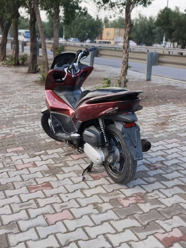 السلام عليكم
دراجه pcx للبيع كفاله عامه ما بيها ولا شخط على وضع البلاد برغي ما نقصها غير قبق الجكمجه و واقيه مال صالنصه عداهن الدراجه برغي ما نقصها كلها شغاله حساسات وكهربائيات نكره سلف رايدها ب 12 ورقه وبيها مجال مال جيه...... 
مكاني بالغزاليه
رقمي  *********** بغداد, العراق
