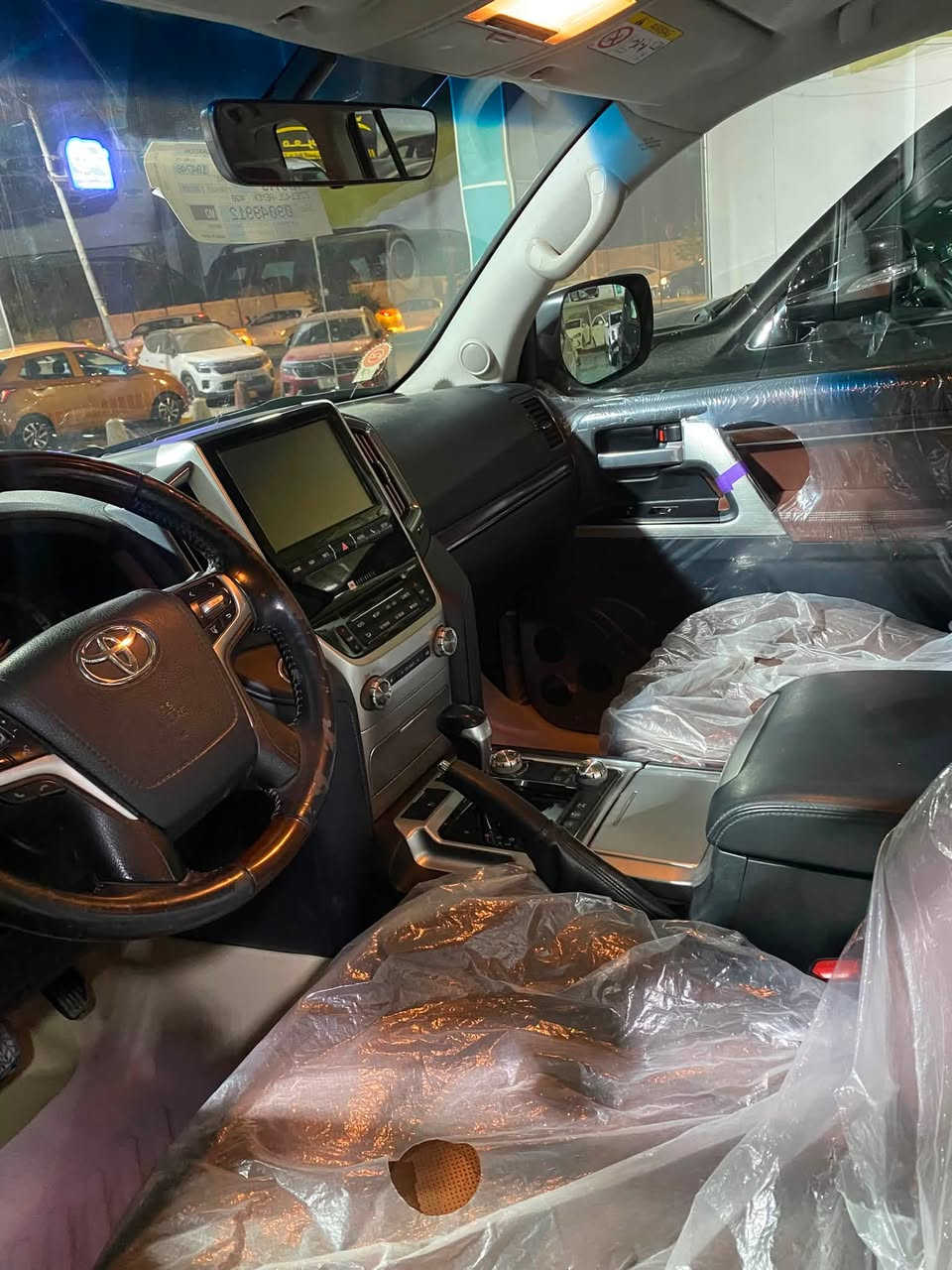 السلام عليكم لاندكروز ٢٠١٧ var ٥٧٠٠محرك ٨سلندر فول داخل قرميدي كشنات تدفئه تبريد حاكيه ثلاجه جنطه كهرباء ٥كامرات بلاديه دشبول لكزز كفاله عامه ماشيه ١٣٨كم مكان سياره بغداد جميله 
***********
