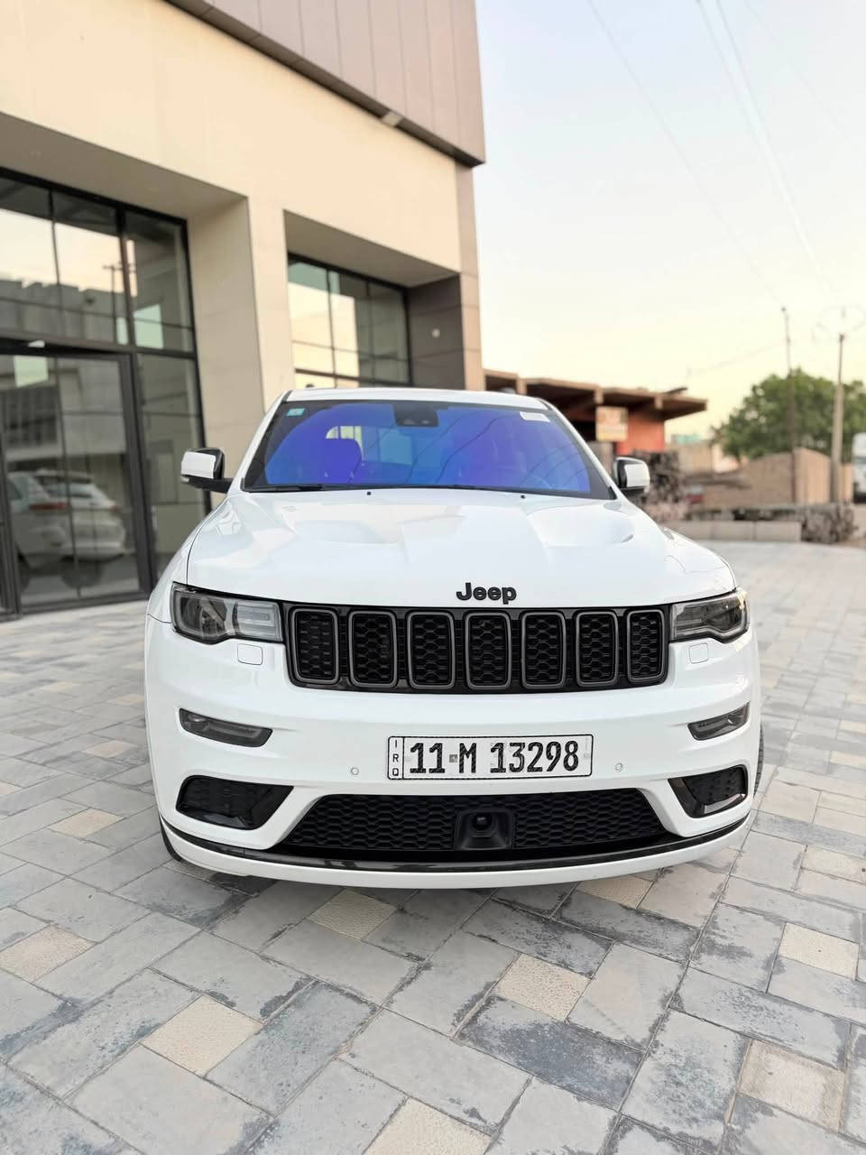 جيب كراند شيروكي اس S
ام رادار 
الموديل : 2022 . (خليجي) . 
المحرك : V6.  3.6L .
العداد :68  الف كيلو مو ميل 
وكاله هارلم السياره 
السياره مكفوله كفاله عامه من الصبغ و البارد 
سياره داخل احمر مغلفه عازل حراري لجميع جام السياره 
رقم بغداد باسمي الجديد 
سياره جديده بمعنى الكلمه 
* المواصفات : داخل احمر بلادي 
 * رادار مع مانع تصادم امامي . 
* تحذير الخروج عن المسار . 
* نقطة عمياء .
* دفع رباعي 4x4 . 
* اوتو بارك .
* ذاكرة خزن ميموري لحفظ وضعيات الجلوس . 
* المقاعد الأمامية مع تدفئة . 
* صف المقاعد الخلفية مع تدفئة . 
* ويل قياس 20 انج اسود لماع .
* مقود السائق كهربائي . 
* تدفئة ستيرن . 
* سقف بانوراما .
* شاشه 8.4 انج .
* نظام الملاحة (GPS) . 
* نظام خاص للطرق الوعرة . 
* مصابيح امامية زنون . 
* المصابيح الأمامية مع LED لايت . 
* كشافات الضباب زنون . 
* تشغيل عن بعد .
* صندوق كهربائي .
*  حساسات أمامية . 
*  حساسات خلفية .
* كاميرا خلفية .
* بخاخ ماء لتنظيف المصابيح الامامية .
* مرايا بخاصية التعتيم الذاتي . 
* مرايا جانبية قابلة للطي كهربائيا . 
* بلوتوث تلفون . 
* محدد سرعة . 
* نظام تشغيل واطفاء اوتماتيكي للمحرك للتوفير من صرف الوقود .
* نظام بريك اوتماتيكي امامي خلفي 
وباقي مواصفات ال s معروفه السياره جديده بمعنى الكلمه جاهزه من كلشي تخم تايرات جديد السياره مابيها مصرف دينار واحد 
للاستفسار اكثر 
***********

