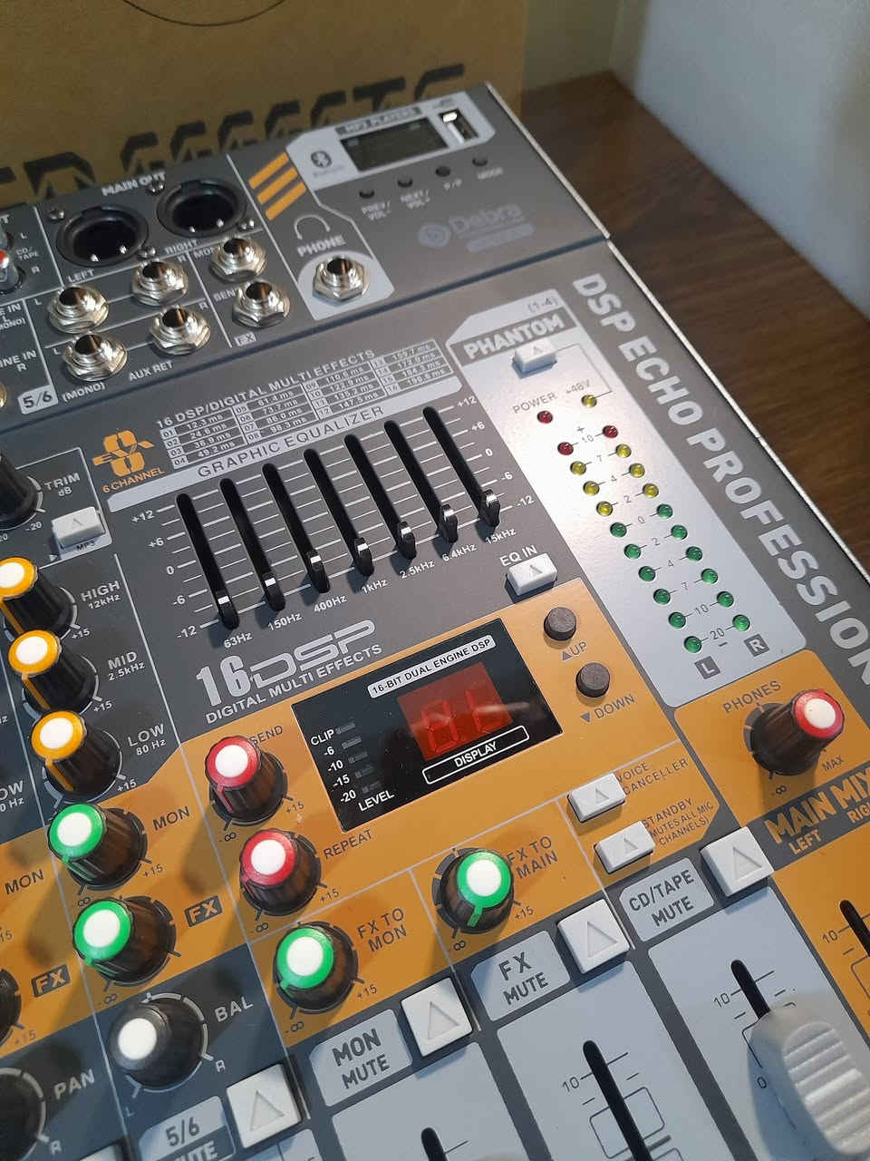 يا الله 
قطعة لا تتكرر دائماً 

📢          مكسر الصوت الاحترافي 
  (   Debra Audio EVA-6  )            

هذا المكسر عبارة عن منصة هندسة صوتية وماسترنك 
اكثر من كونه مكسر ،
يجمع بين المتانة وجودة التصنيع،
 والحداثة في عالم الصوتيات 

مكسر + كرت صوت احترافي  + مشغل بلوتوث
 + معالج مؤثرات صوتية احترافي 

🔥أهم المميزات  🔥

●  تسجيل الصوت الذي على المكسر بكامل المؤثرات 
تسجيل خام ،
من خلال وضع فلاش او الرام في المنفذ المخصص 
ويتم التسجيل بصيغة mp3

● يحتوي على كارت صوت احترافي 
يمكن ربطه بالحاسوب عن طريق منفذ usb واستخدامه في برامج التسجيل 

● زر تصفية الصوت: 
يقوم بقص الترددات المخفظة مثل صوت الهواء
وضجيج المكيفات واهتزاز المايكروفون .

● يحتوي نوعين من الايكولايزر: 

1 _ جنل ايكولايزر :  
وهو مخصص لكل ميكروفون على حدة
وظيفته: تعديل خامة صوت القاريء .
في ترددات صوته المخفظة والمتوسطة والعالية 

2 _ الكرافيك ايكولايزر :   
وظيفته  التأثير على خامة  الصوت النهائي
 مع المؤثرات المدمجة 
الخارج من المكسر  للسماعات الكبيرة.

●  زر ازالة صوت القاريء في القصائد وبقاء التوزيع والايقاع الخاص بالقصيده 
يتم تفعيله عند نشغيل قصيده من خلال البلوتوث او الفلاش 

● زر (ستاند باي ) 
لأسكات جميع المكروفونات دفعة واحدة دون الحاجة لانزال مستوى السلايدرات واحدة تلو الاخرى 

مع وجود زر كتم مفرد لكل جنل 

• ​ : PFL
 ميزة استماع الصوت في سماعة الأذن قبل رفعه للجمهور. 

(خاصة بمهندس الصوت او الشخص المتحكم بالمكسر )

● سلايدر للتحكم بصوت الخارج للسماعات اليمين واليسار (الموجهة للجمهور )
 لكل جهة سلايدر لليمن ولييسار 

● سلايدر خاص بسماعة المونتر (سماعة المراقبة )
mon send 
الي تكون باتجاه القاريء 
والتحكم بمستوى المؤثرات الداخل عليها 
حتى يستمع القاريء لصوته الطبيعي ولاتشوش المؤثرات على ادائه
 (مثل وجود مؤثر تكرار الكلمات بنسبة عالية )
يتم خفظ المؤثرات فقط من جهة سماعة المراقبة 
الي تكون باتجاه القاريء 

● معالج المؤثرات الرقمي dab 16 

يحتوي على 16 مؤثر صوتي  جاهزاً
 (من صدى القاعات إلى تكرار الكلمات اي الريفيرب ) 

مع شاشة رقمية لعرض رقم المؤثر 
مع أزرار التنقل بين المؤثرات
والاختيار من بين 16 اعداد جاهز للمؤثرات الصوتية

● خاصية الريبيت : 

تحكم اكثر بتكرار الكلمات من خلال الزر المخصص لها 
(مفيد لمجالس الشور )

● خاصية المؤثرات بتقنية السيند : 
(Send)

خاصية السيند لها ازرار دوارة وسلايدرات في هذا المكسر ،

وظيفتها كالاتي 
 لا تضع المؤثرات مثل الصدى وغيره
 على الصوت مباشرة وتؤثر على ملامحه ،
وانما يكون المؤثر بمحاذاة الصوت ، 
ويتم التحكم بمقدار دخول المؤثرات على الصوت 
من خلال السلايدر ،
وهذه هي الخاصية المستخدمه  في الاستوديوهات الاحترافية 

سعر الجهاز : 160


**إذا كنت صاحب هذا الإعلان وتريد حذفه لأي سبب، رجاءا أرسل رسالة إلى الدعم الفني**