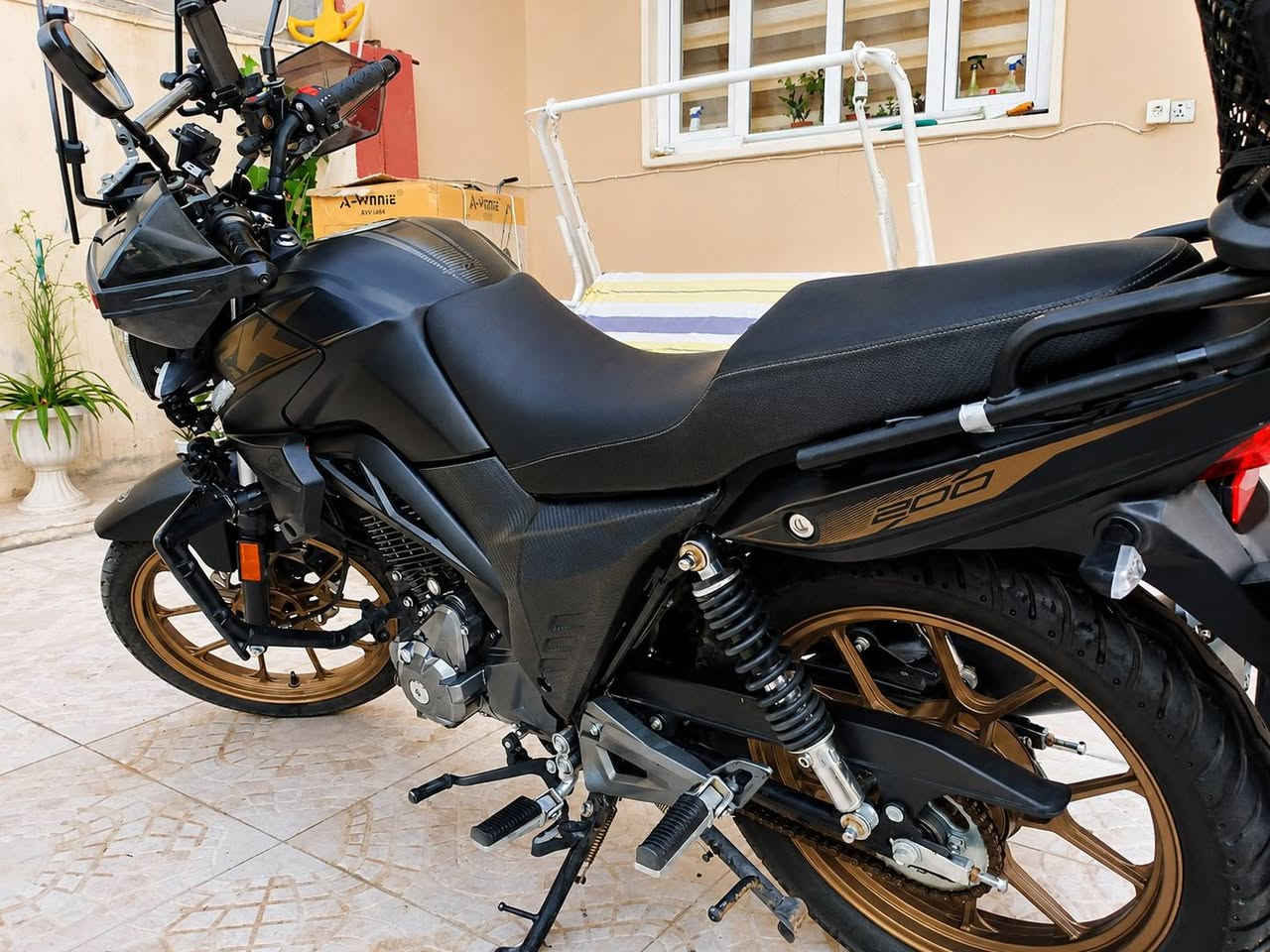 السلام عليكم ورحمة الله وبركاته
🔥 للبيع: كيوان RK 200cc موديل 2024 🔥

✅ تم شراؤها من الوكالة سنة 2025
✅ الممشى: 6000 كم فقط
✅ بحالة ممتازة ونظيفة جداً
✅ مزودة بدرع (جامة) أمامية
✅ درع حماية للمحرك (Engine Guard)
✅ 4 كشافات LED إضافية قوية للإنارة الليلية
✅ زوج حماية يدين (Hand Guards)
✅ خوذة سوداء مرفقة مع الدراجة
✅ ضمن الكفالة العامة

💰 السعر: 2,550,000 دينار عراقي
📄 شرط التحويل
📞 ***********

دراجة نظيفة جداً وجاهزة للاستخدام، والفحص خير دليل. والله الموفق. 🏍️🔥
