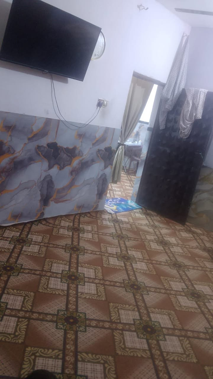 دار للبيع بلدية مساحة ١٠٠ م العقار مسجل بالبلدية طابق ونصف الطابق الارضي يحتوي على
غرفتين بمساحة (٤*٤) و (٥*٤) واستقبال (٤*٤) ومطبخ (٢*٣) وصحيات (٢*٢) والطابق الثاني يحتوي على غرفة بمساحة (٤*٨) العنوان النجف الحيدرية حي السلام قرب عامود ٦٠٤ 
للتواصل واتساب *********** وبسعر مناسب جدا
