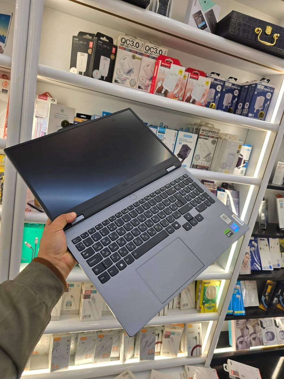 🔥 لابتوب Lenovo LOQ 2025 للبيع 🔥
💻 لابتوب قوي جداً مناسب للألعاب الثقيلة والتصميم والمونتاج

⚙️ المواصفات:
حجم الشاشة: 15.6 inch 
- المعالج: Intel Core i7-13650HX
- كرت الشاشة: NVIDIA RTX 4060 8GB
- الرام: 24GB
- التخزين: SSD 500GB
- النظام: Windows 11 Pro 64bit

🚀 أداء عالي وسريع جداً بدون تهنيك
🎮 يشغل أقوى الألعاب على إعدادات عالية
🎨 مناسب للمصممين والمونتاج

✨ الجهاز نظيف جداً (استخدام خفيف)
🔋 البطارية ممتازة
📦 كامل مع الشاحن الأصلي

للسعر ***********
