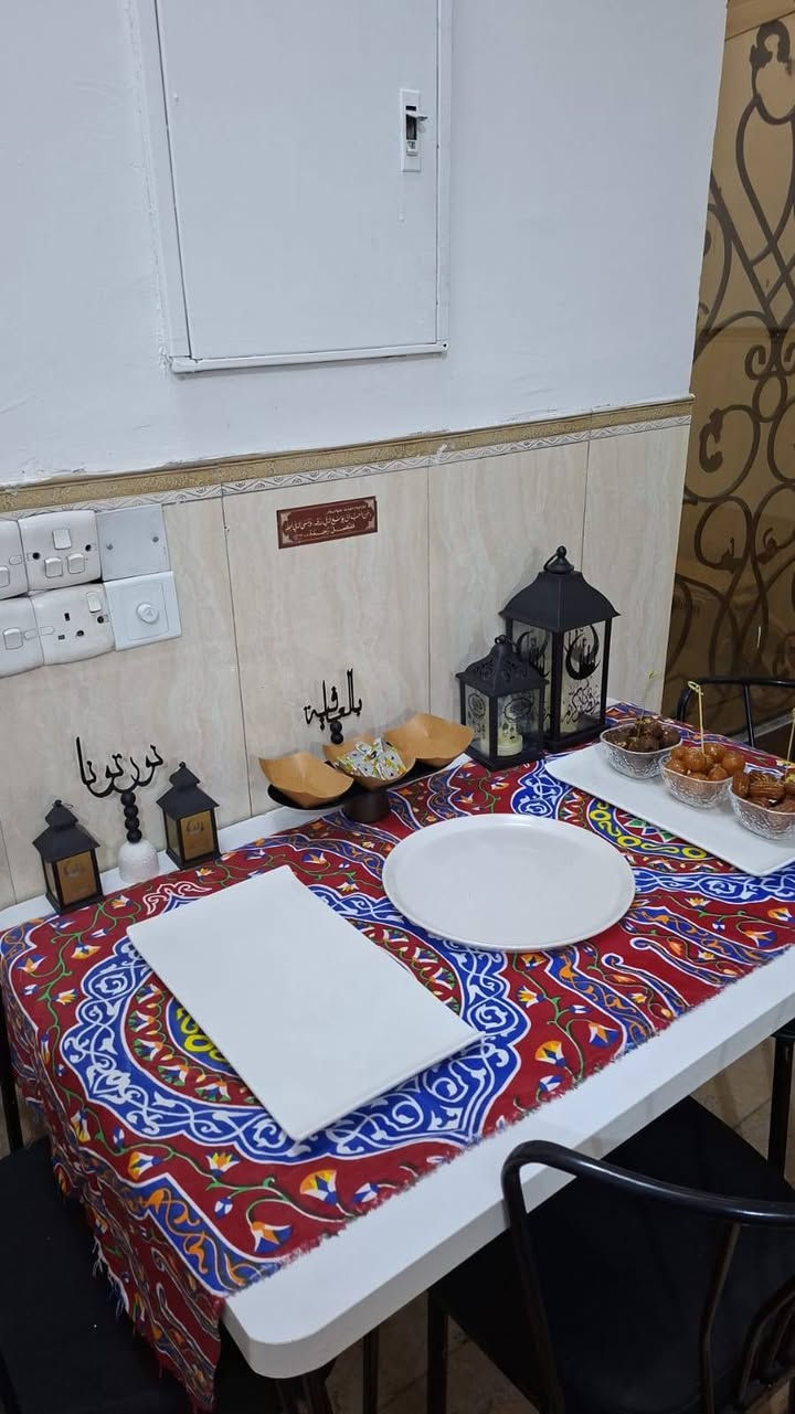 متاح تخم قنفات ١٠ مقاعد صناعه عراقيه اخوو الجديد قبل شهر مشتريهن مع ٣ طبلات وميز طعام.. سبب البيع السفر للاستفسار *********** مكاني قريب سيف سعد
