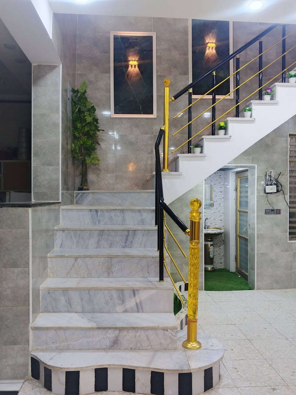 دار 200 متر للبيع حي النداء شارع المجمعات شارع 60 مال جامع الاحسان منطقة 51 السعر 150 وبيه مجال للتفاصيل اكثر ***********
