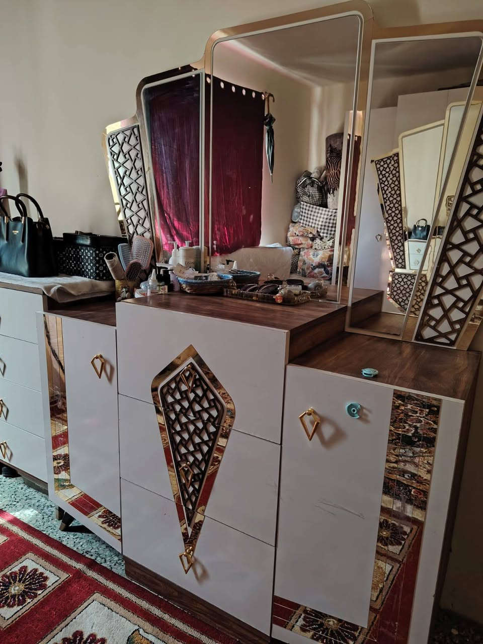 غرفة نوم نظيفة للبيع سبب البيع الانتقال لبيت صغير ***********
