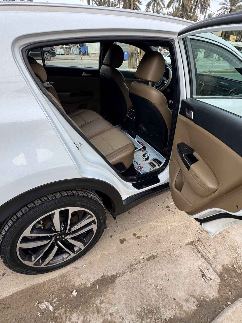 السلام عليكم للبيع كفاله عامه من صبغ وتبديل ومحرك وتبريد
كيا سبورتج 2019 خليجي شكل 2020 لون ابيض السياره جديده رقم الجديد ماشيه87 الف ارقام انكليزي 
كشنات مخمل و جلد
مري شفط 
شاشه وسطيه لمس +بلوتوث+usb 
كامره خلفيه 
داخل حمصي
تحكمات ستيرن فول
لايتات اوتو
مكينه 2000 دوس
تبريد قطعتين
حساس خلفي وامامي
ثلاث انظمه قياده 
نضام بريك ABS
وباقي المواصفات المعروفه
السعر 200 ورقه 
رقم التليفون ‭0780 668 8323‬
