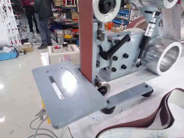 كود 45668
سنفرة شريطية كهربائية مصنوع من سبائك  حديد ثقيل  قياس شريط 915*50ملم متوفرة بقوة مأطور 750W  و 1200 W  يفتر اتجاهين تحكم بالسرع من 200 الى 2000  جودة ومتانة جدا عالية اسعار كما يلي 
300 الف سعر ماطور 750 W
350 الف سعر ماطور 1200W 
سعر اشرطة: 3 الف
اشرطة متوفرة بخشونات مختلفة 
للحجز والاستفسار راسلنا على واتساب *********** او ***********
