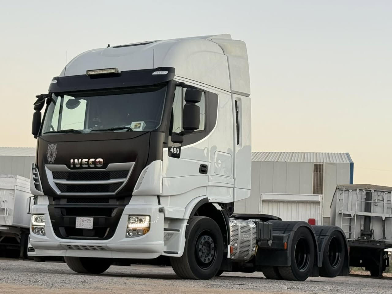 نوع :افيكو راس تريله بلادي سحال دبل تاير دبل قماره  عالي سبرينك امامي
موديل:2016✅ 
حجم :480 ✅
لون :   ابيض  ✅
مواصفات: هاف تبريد ثلاجه حساس كاميرا كاسحه ريموت روبستون لاسيكي دبل منامي برده كهرباء
گير : أوتوماتيك 
رقم : كاتي
سعر: 285$ شدتين وخمسة وثمانون ورقة دولار /28500$
العنوان: معرض به لين في اربيل قوشتبه شارع العام 
*********** بەڵێن  / أبو علي 
***********

رجاءً عدم الاتصال  بعد ساعة 🕙 🔟 عشرة لليل

موقع جديد معرض به لين اربيل قوشتبه مدينه المعارض الأول معرض على الأيسار 
موقع معرض https://maps.app.goo.gl/11RXL3FxQzCXFYZL8?g_st=iw
