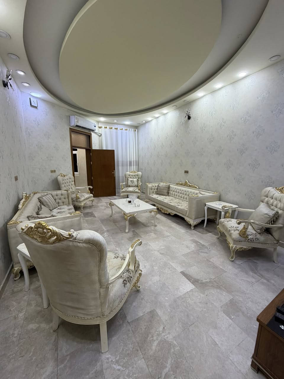 🏡 مشتمل أرضي للإيجار
📍 المنصور / الأميرات
2 نوم | صالة | مطبخ | كراج
📞 ***********
