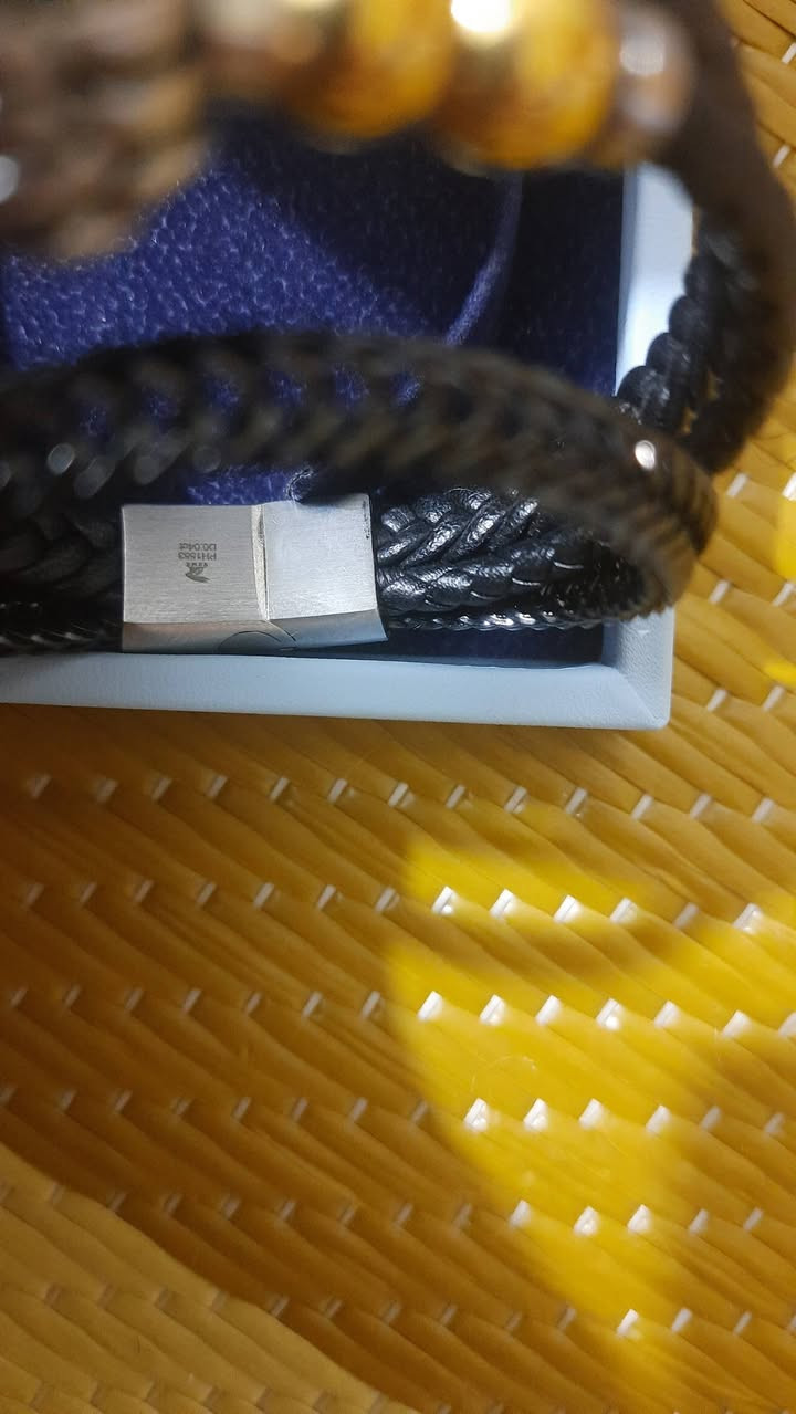 السلام عليكم...
💎 سوار رجالي جلد فاخر مع ألماسة أصلية
موديل: PH1553
من علامة TZMZ Diamond – العراق
✨ ألماسة طبيعية وزن 0.04 قيراط
✨ لون D (أعلى درجة لون – عديم اللون)
✨ نقاوة VS2 (نقية بدون شوائب مرئية)
تصميم جلد مجدول أسود مع تفاصيل أنيقة تضيف لمسة فخامة لإطلالتك اليومية.
مناسب للارتداء اليومي أو كهدية رجالية مميزة 🎁
السعر 300,000 ألف أو مراوس بحاسبة 
للتواصل ***********
السوار غير مستخدم اطلاقاً
