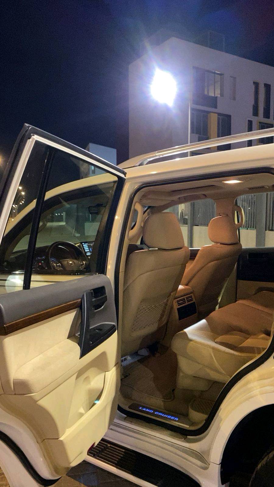 السلام عليكم للبيع تيوتا لاندكروز 2017 محرك 8سلندر شركه ساز رقم بغداد ماشيه 131 مكفوله من الصبغ والضربه يوجد بارد بسيط فقط السعر 475 للاستفسار
*********** 