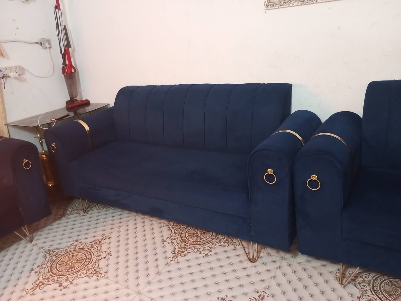 سلام عليكم عندي تخم و نص قنفات ياخذ 15 نفر مستخدم قليل نضيف للبيع سعرة 350 الف وبيه مجال ال شراي يتصل على هذه الرقم ***********
