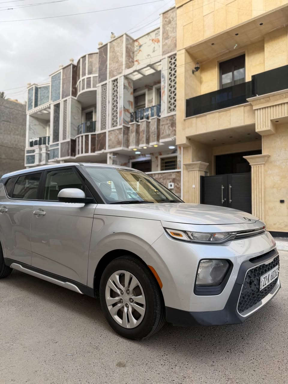 السلام عليكم 
كيا سول 2020
 رقم اربيل لدولي الجديد 
باسمي تحويل مباشر  
لون سلفر  
 ماشيه 53 mi 
جديده وجاهزه من النواقص 
كير محرك تبريد صدر كهربائيات كلها مكفوله وجاهزززه 

مواصفاتها :- 

شاشه كبيره 
محرك 2000 دوش 
دخل لونين ابيض واسود 
شاشه اعطال صغيره 
تحكم ستيرن 4 جهات
مانع انزلاق ومانع انحدار 
ثلاثه انظمه قياده (sport.  comfort. normal)

وباقي المواصفات الاعتياديه المعروفه 

الحادث:- 
السياره بيها طخطخات بسيطه كلش صاير بيها تقريبا 4 قطع صبغ
 السونار موجود 
وصور الحادث موجودات 

السعر 127 وبيها مجال بسيط 

للاستفسار :- مكان السياره بغداد الصليخ *********** بغداد, العراق
