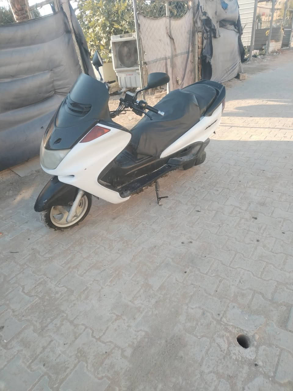 سلام عليكم دراجه للبيع ما جسته نضيفه ما عايزه برغي سعرهه 350  نضيفه دراجه  ***********
