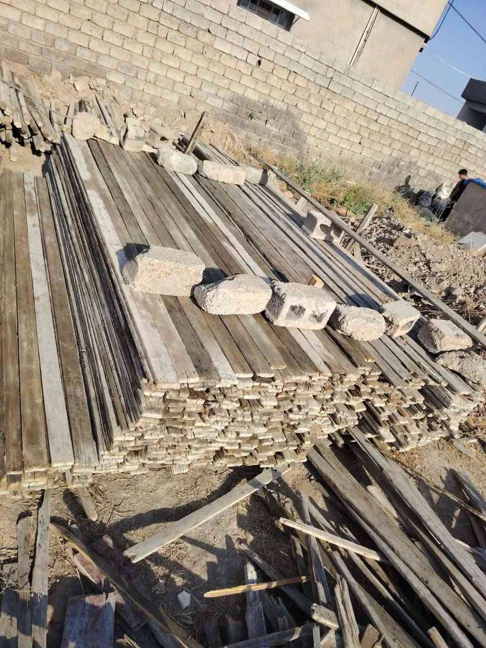 السلام عليكم 👈👈👈مكلف بالنشر
قالب خشب للبيع نضيف مع جگات 211 جگ 
يدگ اكثر من 350  القالب نضيف مال شغل
المكان الشرگاط هيچل كبير 
رقم الهاتف ***********
