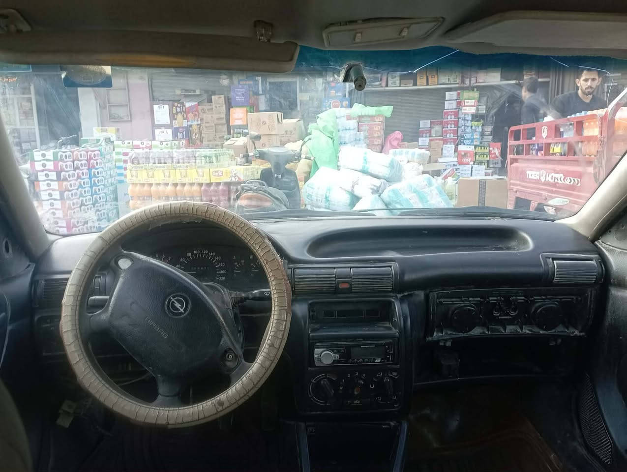 السلام عليكم  من رخصت الادمن سياره اوبل استره موديل 96 كفاله شواصي وتيرات جدد وباتري وكشنات نظيفه كهربيائيات شغاله كير مكفول بس المكينه كايمه سياره حلوه مصبوغه عام الجماليه والسعر 28وبيه مجال سنويه ل30 الرقم قادسيه باسمي بابل وشكرا***********
