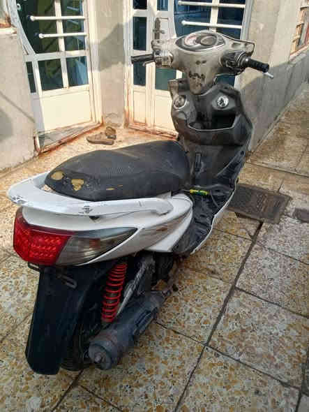 السلام عليكم
سكنس فحل شغالة نگرة اتيرات جدد و كهربائياتهه كلهه شغاله فيشهه كلهه جديده ما بيهن قطع نقص بس الكفر الامامي 
الايت الامامي موجود 
دراجه نضيفه كلش 
السعر 350 
***********
