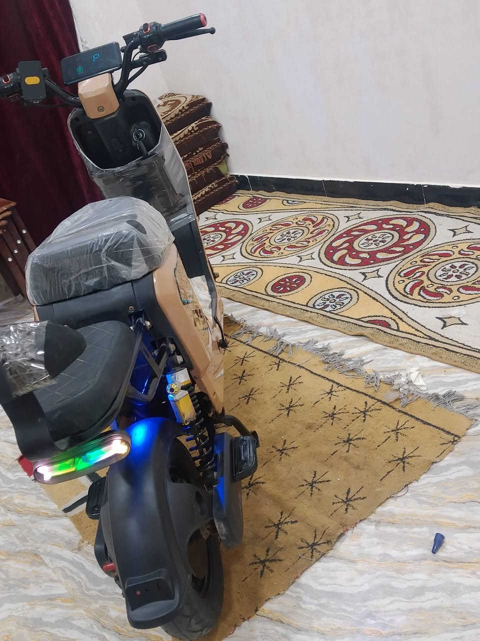السلام عليكم دراجه ار 9 للبيع موديل 2025 دراجه نظيفه جدا وضع الشركه نضافتها دراجه بيها سويج + بصمه و مرايات موجوده بيها سرعه 99  بطاريات 32 امبير جدد دراجه ما تبدل بيها اي شي دراجه حلوه ونظيفه شرط الفحص  و بطاريات شرط الفحص اذا ما يقرن 10 لا تأخذهم المكان البصره القبله السعر 400 وبيها مجال للشراي***********
