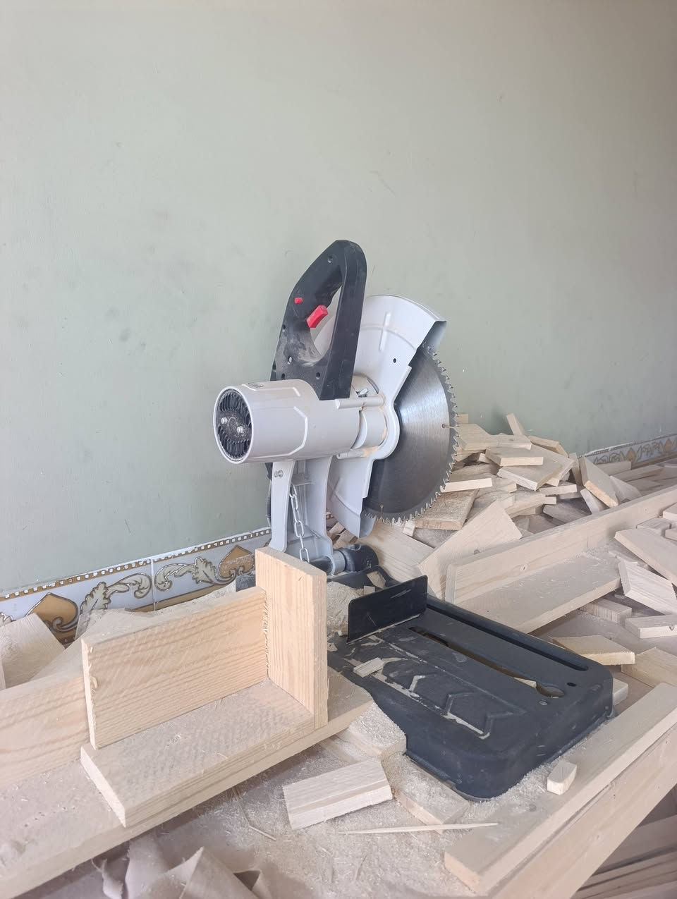 معمل متكامل للبيع
الموقع الشعب قرب جامع الشروفي 
***********
