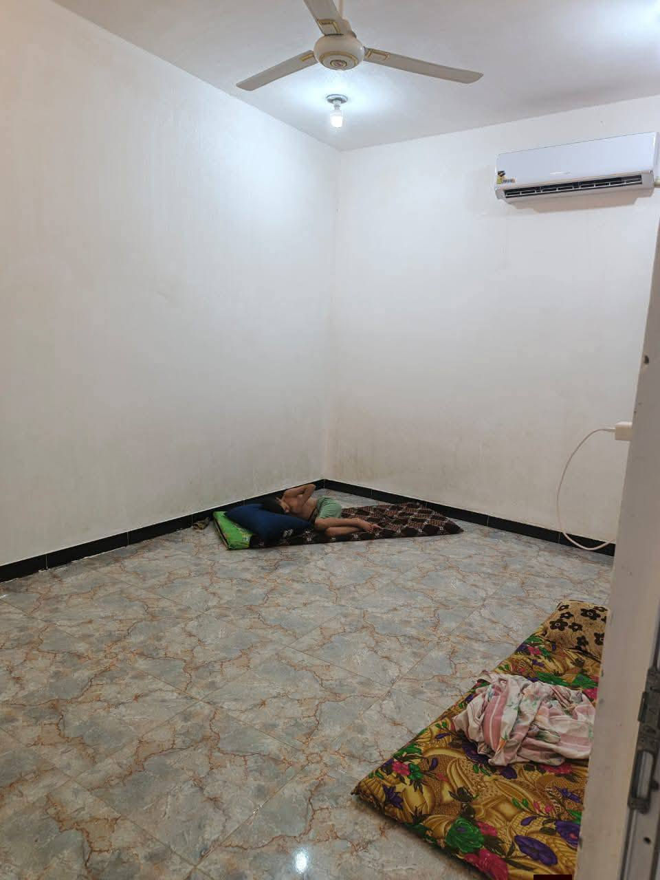 السلام عليكم بيت في حي الحكيم صفحه الدبيه
غريب على فرن العلم 
البناء طابوق 
البيت غرفتين وصاله ومطبخ واستقبال وصحيات خارجيه وداخليه 
المساحه 210
الوجه10
النزال21

الاستفسارات اتصل على الرقم ***********
