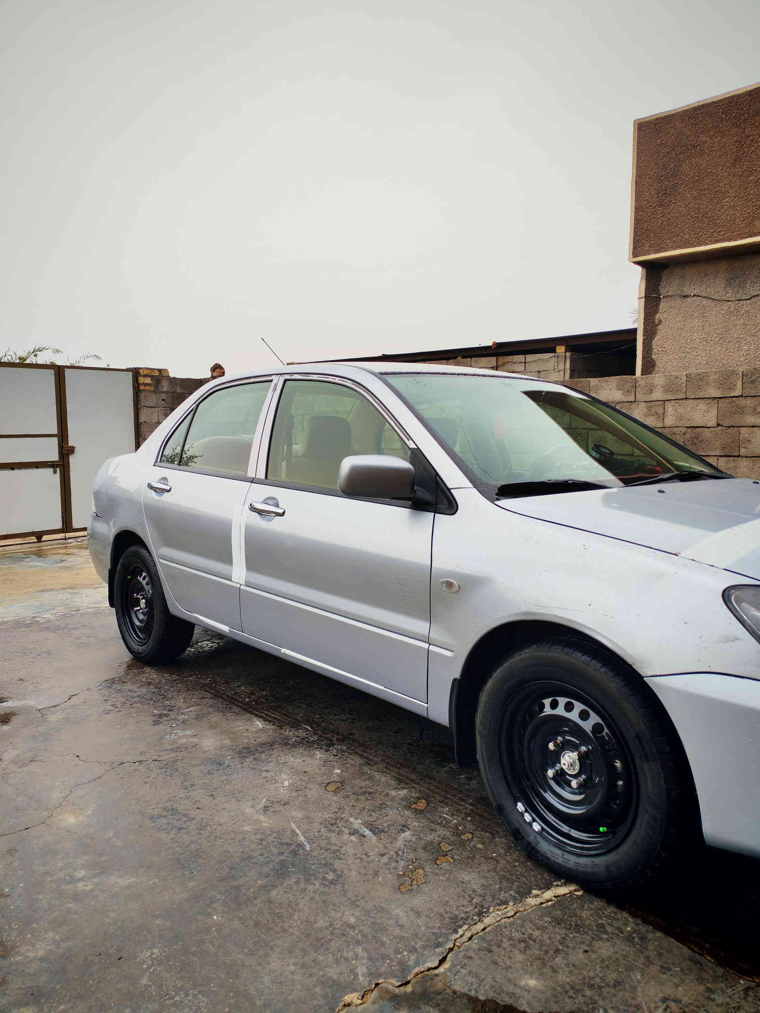 لانسر موديل 2010 خليجي بيهة  باب السائق ولباب خلف السائق مصبوغات كلير وخشم الجاملغ الخلفي طخة بسيطة عالبارد  شرط بدون  معجون و الباقي كفالة عامة شرط السونار مكينة 2000 شادهة جديد مال حاوية گير مكفول تبريد ثلج تخم تاير جديد صدر جديد السيارة ماا ناقصهة اي شي گبل للشارع ماتصرف عليهة ربع ترايك للبصرة 
معروضة ب 85 وبيهة مجال 
مكان السيارة بغداد. تقاطع النهروان مكلف بالنشر للاستفسار 
***********
