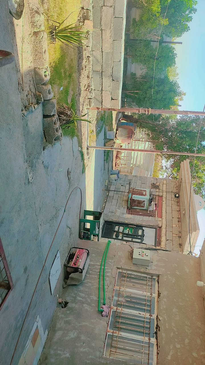 للبيع ارض زراعيه سند 25
مساحة الارض 1200 متر الكليه + بيت ومشتمل بيها 
تبعد عن الشارع العام 150 متر متوفر كافة الخدمات تبليط لحد باب البيت ماء كهرباء منطقة الحصن 
*********** ( السعر 85 مليون ) وبيها مجال .
