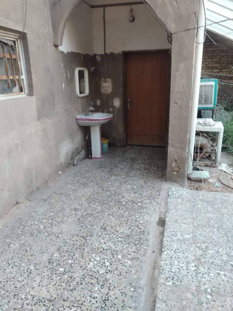 ‏🛑 دار سكني  للبيع 🛑نقد و مبادره
‏المنطقة :  حي الحضارة منطقة النسر 🚩
‏
‏المساحه :  200   ✅  
‏                                      
‏التفاصيل :  طابقين  بيت + شقة 
‏البيت : غرفتين  ومطبخ وصالة واستقبال وصحيات 
‏وطابق ثاني ( الشقة ) ❌ غرفتين نوم وصالة وصحيات وسطح 
‏
‏ملاحظه (البيت محد ساكن بي تسليم فوري عند الشراء) 
‏
‏للاستفسار 
‏ الاتصال على الرقم
‏***********
