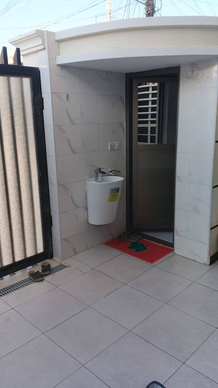 بيت للبيع مطلوب اسكان منطقة السكلات العشر تالاف شارع عمار ابو الانشائية طابقين الطابق الأرضي مكون من استقبال وحولي وغرفه وحمام وغربي وحمام خارجي للخطار المنور مستخدمه مطبخ ومسقف كامل بالنسبة للطابق الثاني غرفه اماميه كامله وجاهزه وحولي وحمام وغرفه غير مسقفه وبيتونه كامله وسطح شتايكر تانكيات ثنين سخان كبير منظومه كامرات ومنظومة غاز وباقي الاثاث وياه الاتصـال على الرقم ***********
