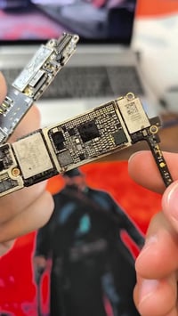 🔬 قطع الموبايل صارت أصغر من حبة الرز… وحتى تشوفها بوضوح تحتاج تكبير قو...