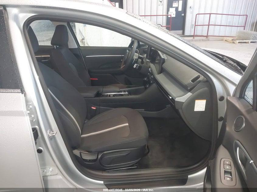 2026 HYUNDAI SONATA HYBRID BLUE 
اللون/سلفر
/عداد المسافة 3,818 mi
المحرك  2.0L I-4  
القيادة :تعمل وتسير
 المفتاح  :  موجود 
الحادث : كما موضح في الصور
تاريخ المزاد :17/2/2025الساعة 4:30م
شراء و شحن السيارات من  المزادات الامريكية و الكندية الى العراق و الاردن و الامارات بأنسب الاسعار و اسرع الاوقات  كما توفر لكم الشركة في مقرها بالاردن صيانة السيارات باسعار مناسبة  ثم شحنها وتخليصها  الى كافة المحافظات االعراقية وكردستان  ومع ضمان لكم سرعة الانجاز بالطرق  القانونية وبناقلات عراقية كما توفر لكم الشركة خدمة بيع سياراتكم في معرضها الكاىن بالزرقاء بالمنطقة الحرة لمن يرغب  بدلك لمزيد من المعلومات يرجى زيارة مكتبنا الكائن في بغداد -صليخ_شارع ل٦٠٠/شارع التفاحه / (مكتب الرحمن )  او الاتصال على الرقم 
 ***********
ومقرنا بالاردن -المنطقة الزرقاء المنطقة الحره/شارع ١٧ (شركة قمر المدينه)
عمان: 009647708710458
